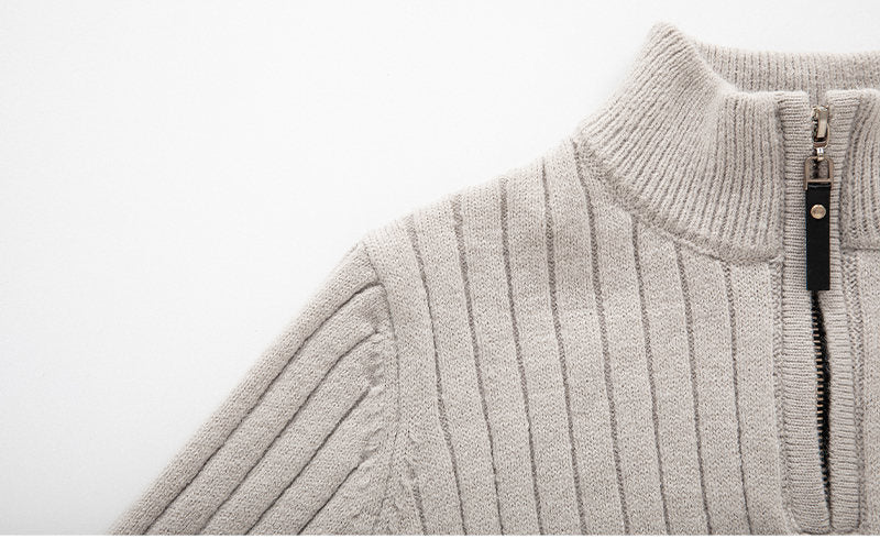 Luxuriöser Rollkragenpullover aus Strick mit Viertelreißverschluss