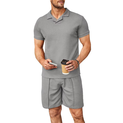 Leichtes Set aus Poloshirt und Shorts aus Strick
