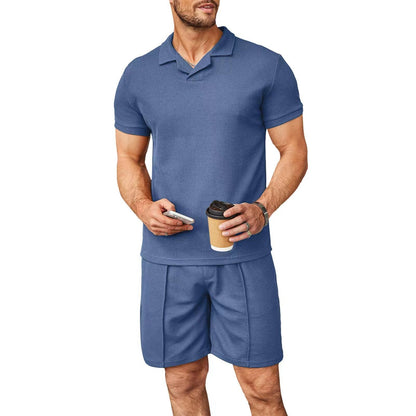 Leichtes Set aus Poloshirt und Shorts aus Strick
