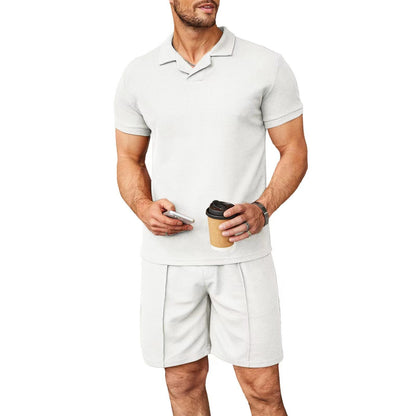 Leichtes Set aus Poloshirt und Shorts aus Strick