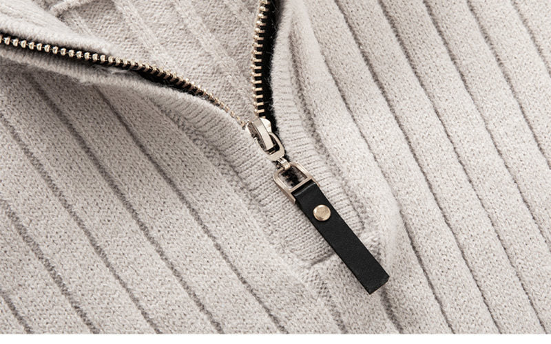 Luxuriöser Rollkragenpullover aus Strick mit Viertelreißverschluss